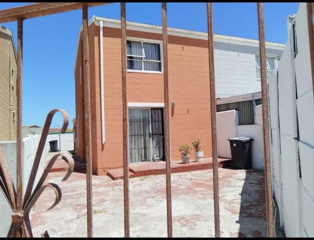 4 BEDROOM HOUSE FOR SALE IN ROCKLANDS